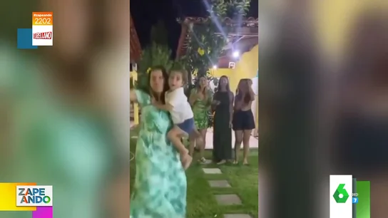 Una madre se toma tan en serio el reto viral que se olvida de la existencia de su hija Una madre se toma tan en serio el reto viral que se olvida de la existencia de su hija