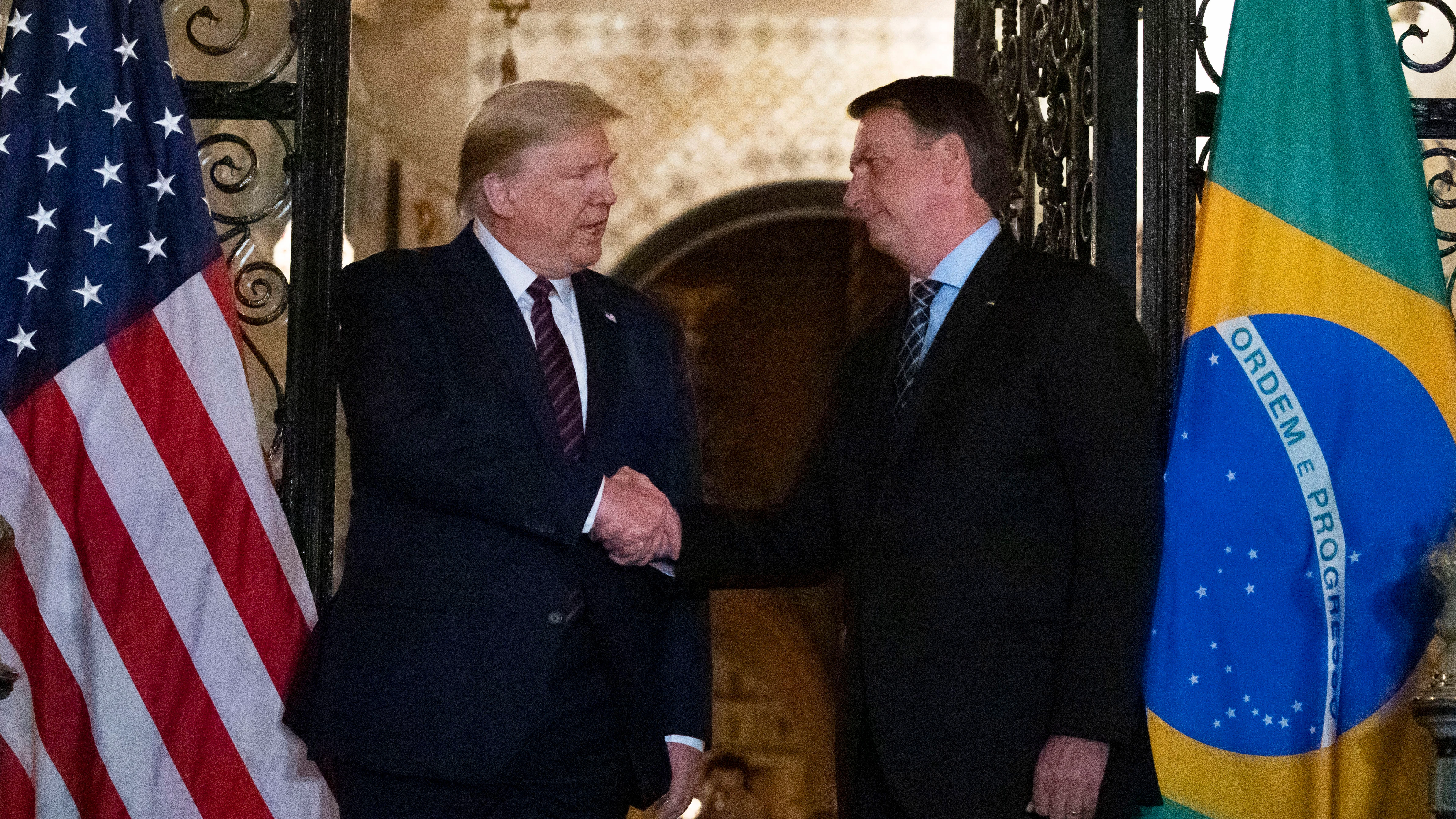 Donald Trump y Jair Bolsonaro se saludan