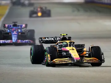 Fernando Alonso, persiguiendo a Lando Norris en Singapur