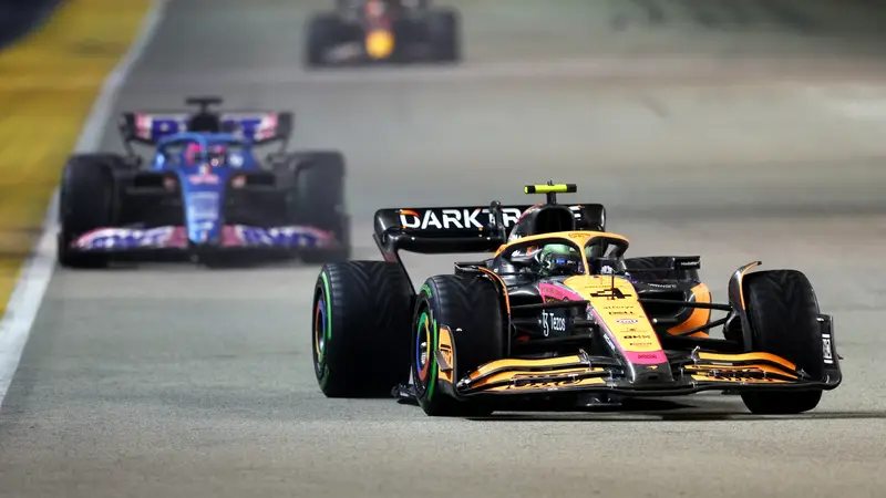 Fernando Alonso, persiguiendo a Lando Norris en Singapur