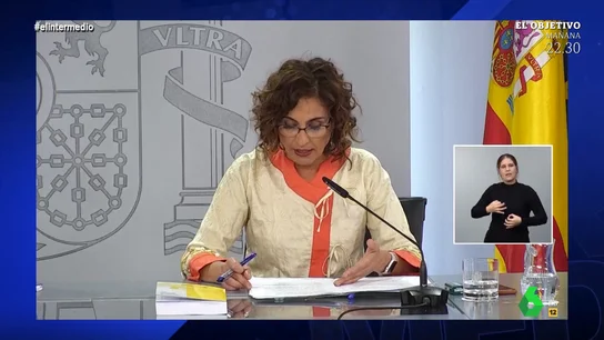 El inesperado momento en el que a María Jesús Montero se le cae un pendiente ante la prensa: "Hace más ruido que la bomba de Hiroshima" El inesperado momento en el que a María Jesús Montero se le cae un pendiente ante la prensa: "Hace más ruido que la bomba de Hiroshima"