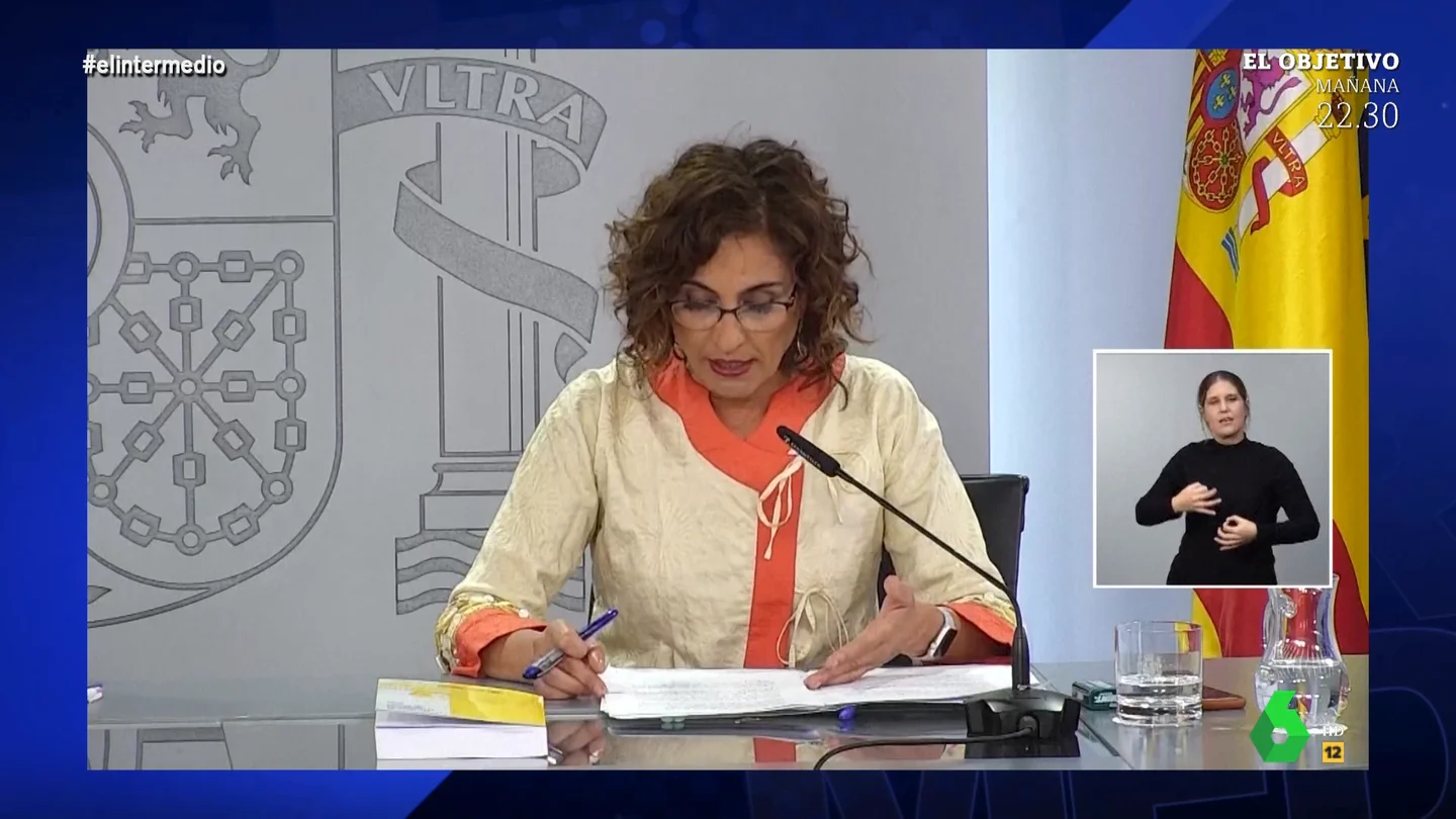El inesperado momento en el que a María Jesús Montero se le cae un pendiente ante la prensa: "Hace más ruido que la bomba de Hiroshima" El inesperado momento en el que a María Jesús Montero se le cae un pendiente ante la prensa: "Hace más ruido que la bomba de Hiroshima"