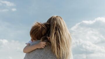 Imagen de archivo que muestra a una madre abrazando a su hijo