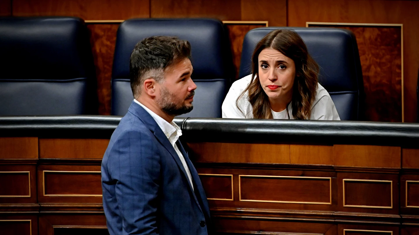 La ministra de Igualdad, Irene Montero, y el portavoz de ERC en el Congreso, Gabriel Rufián, durante el pleno del Congreso. La ministra de Igualdad, Irene Montero, y el portavoz de ERC en el Congreso, Gabriel Rufián, durante el pleno del Congreso.