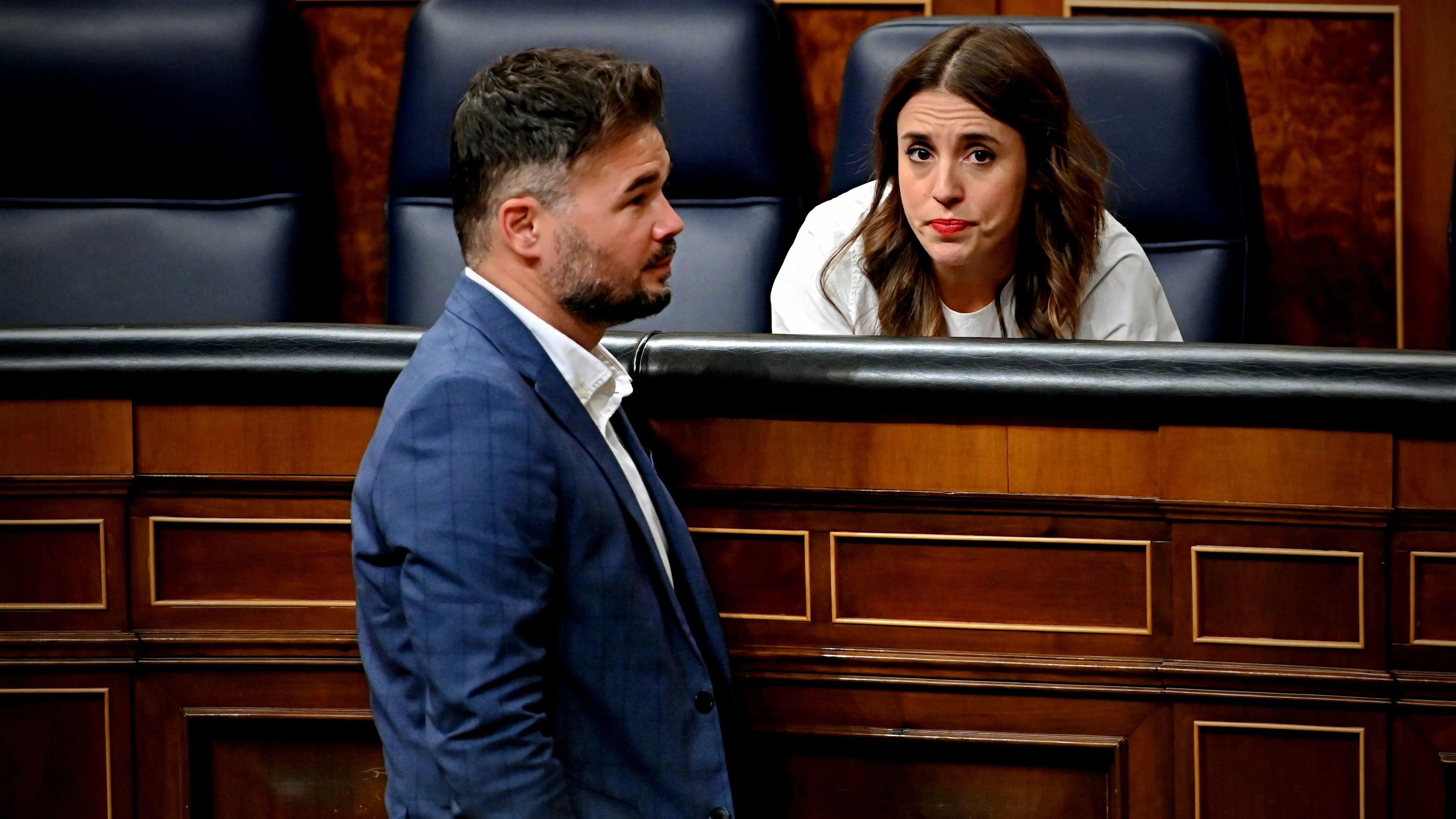 La ministra de Igualdad, Irene Montero, y el portavoz de ERC en el Congreso, Gabriel Rufián, durante el pleno del Congreso.