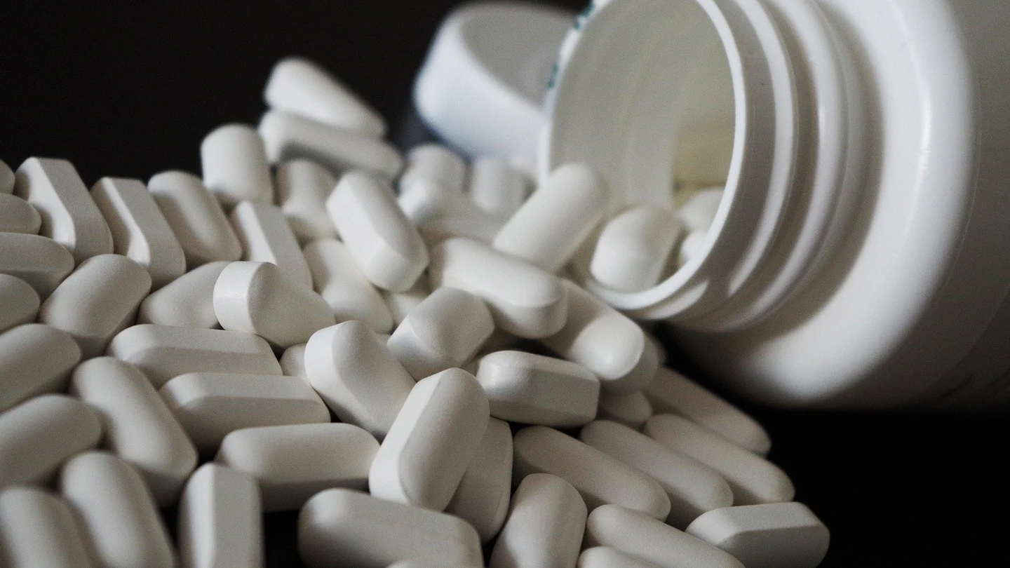 Un bote de pastillas La EMA alerta de posibles daños graves por el abuso de ibuprofeno con codeína