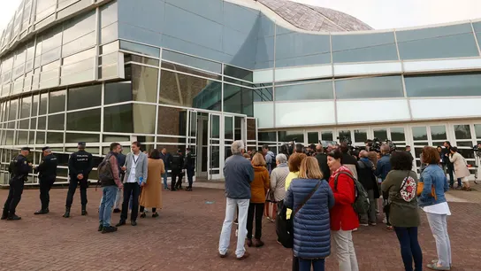 Familiares de las víctimas del Alvia increpan y agreden a uno de los acusados por el accidente Familiares de las víctimas del Alvia increpan y agreden a uno de los acusados por el accidente