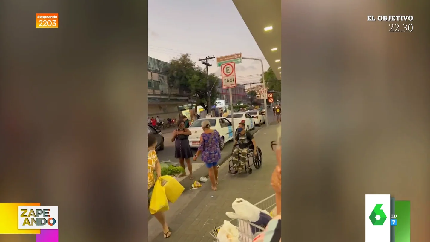 Un hombre se pone de pie tras asustarse con el sonido de un matasuegras Un hombre se pone de pie tras asustarse con el sonido de un matasuegras