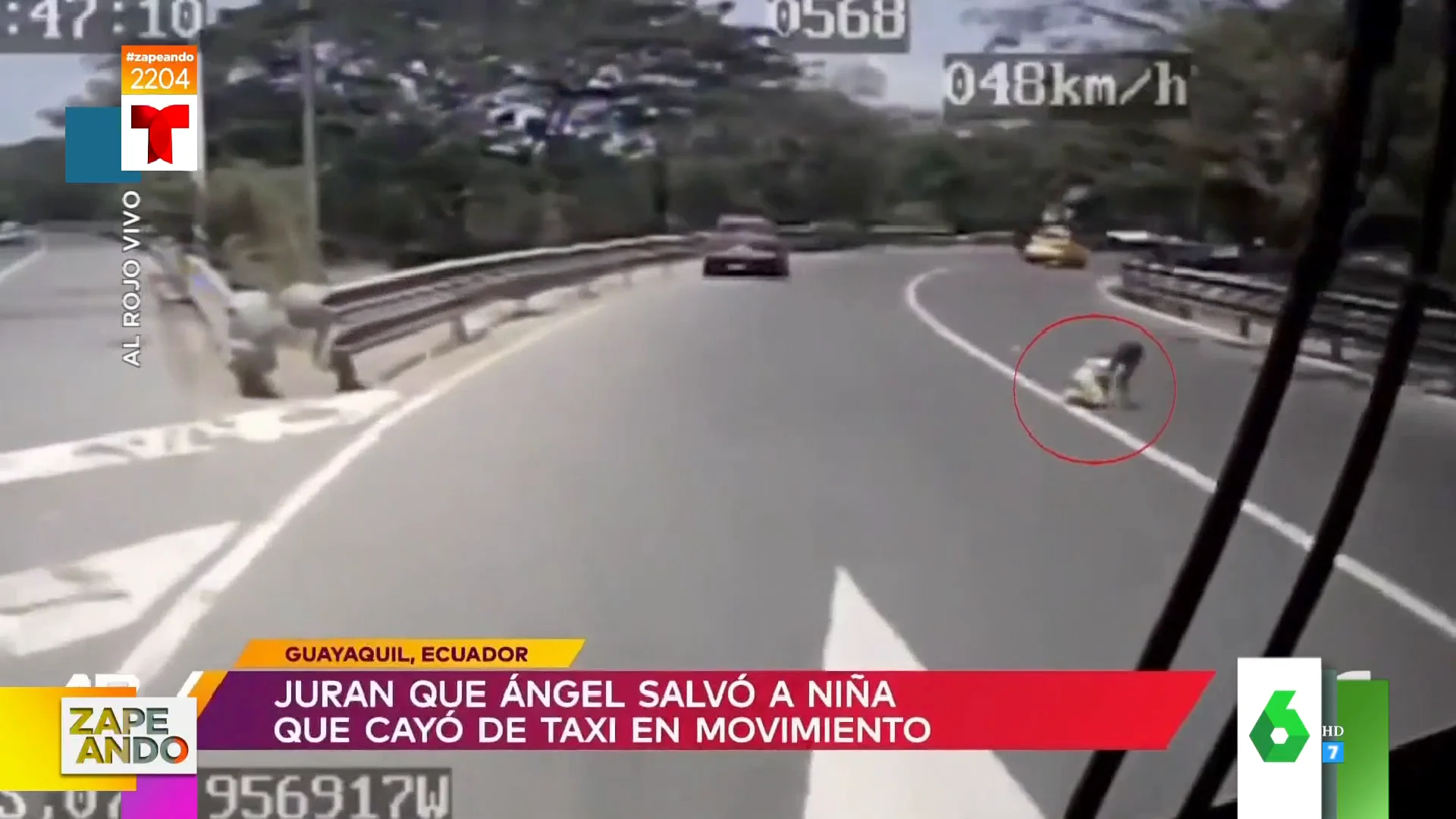 Se cae una niña del taxi en marcha