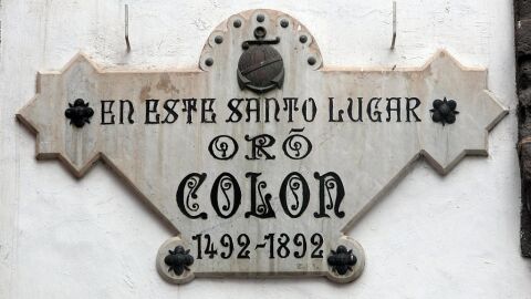 Placa referente a Colón en la Ermita de San Antonio Abad