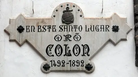Placa referente a Colón en la Ermita de San Antonio Abad Placa referente a Colón en la Ermita de San Antonio Abad