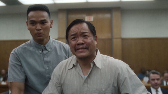 Scott Paophavihanh y, Khetphet "KP" Phagnasay interpretan a familiares de la víctima que intentó escapar pero no pudo, en 'Dahmer'.