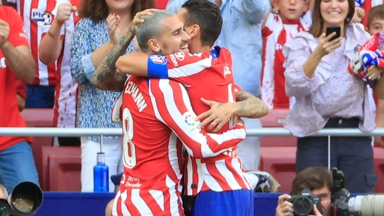 Antoine Griezmann se abraza a Koke Antoine Griezmann se abraza a Koke