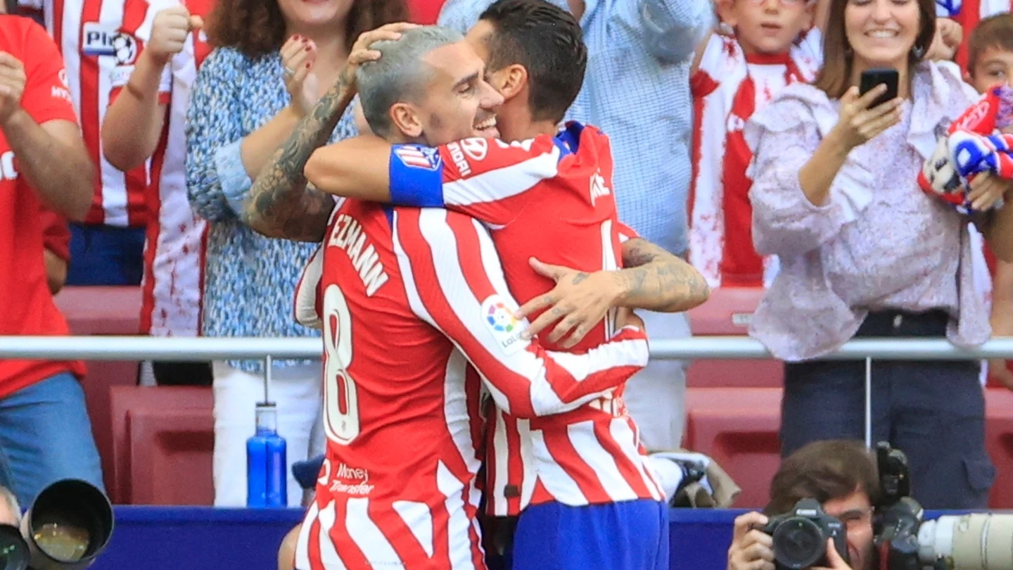 Antoine Griezmann se abraza a Koke Antoine Griezmann se abraza a Koke