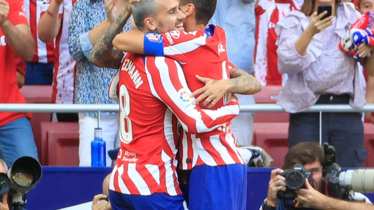 Antoine Griezmann se abraza a Koke