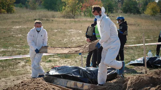 Aparecen más de 200 cadáveres en una fosa común en la ciudad de Limán tras ser liberada de los rusos Aparecen más de 200 cadáveres en una fosa común en la ciudad de Limán tras ser liberada de los rusos