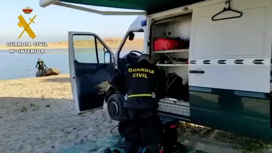 GEAS de la Guardia Civil buscan a un joven desaparecido en el embalse de Valdecañas GEAS de la Guardia Civil buscan a un joven desaparecido en el embalse de Valdecañas