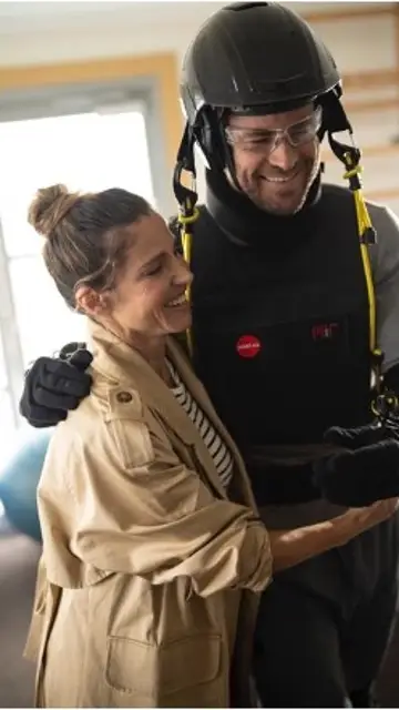 Chris Hemsworth junto a Elsa Pataki durante el rodaje de 'Sin límites'. Chris Hemsworth junto a Elsa Pataki durante el rodaje de 'Sin límites'.