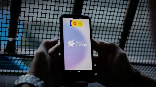 Una persona hace uso de la app 'Radar COVID' Una persona hace uso de la app 'Radar COVID'