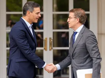 El presidente del Gobierno, Pedro Sánchez (i), recibe al líder del PP, Alberto Núñez Feijóo en La Moncloa.