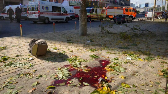 Restos de sangre tras el bombardeo ruso.