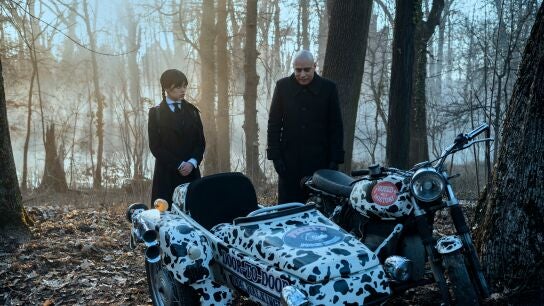 MIércoles Addams y Tío Fétido viajarán de incógnito en un llamativo sidecar, en 'Miércoles'.