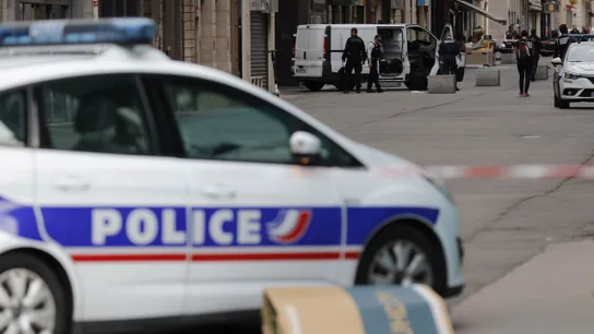 Un coche de policía en Francia, en una imagen de archivo Detienen a cuatro personas tras encontrar el cadáver de una niña dentro de una maleta en París