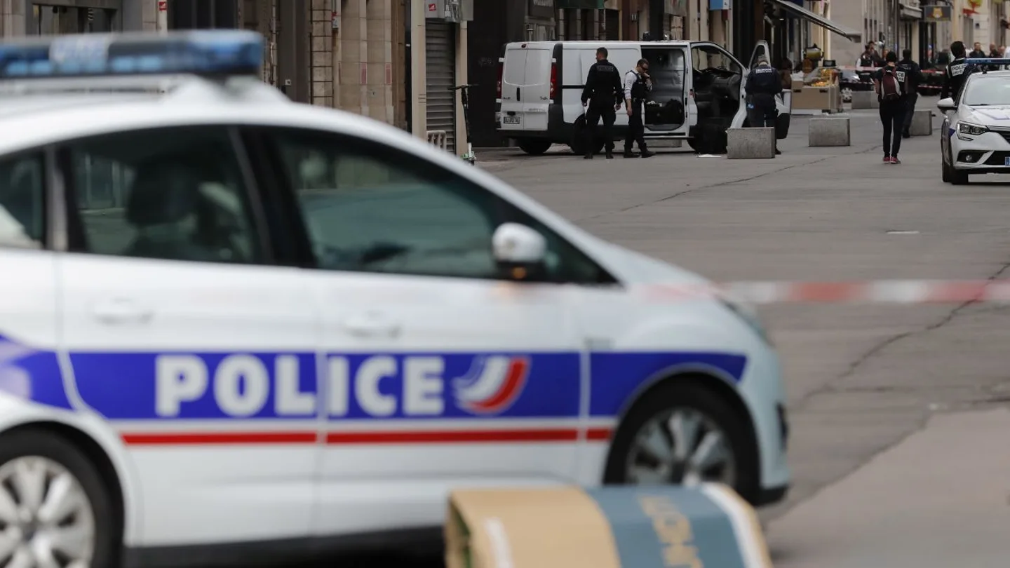 Un coche de policía en Francia, en una imagen de archivo Detienen a cuatro personas tras encontrar el cadáver de una niña dentro de una maleta en París