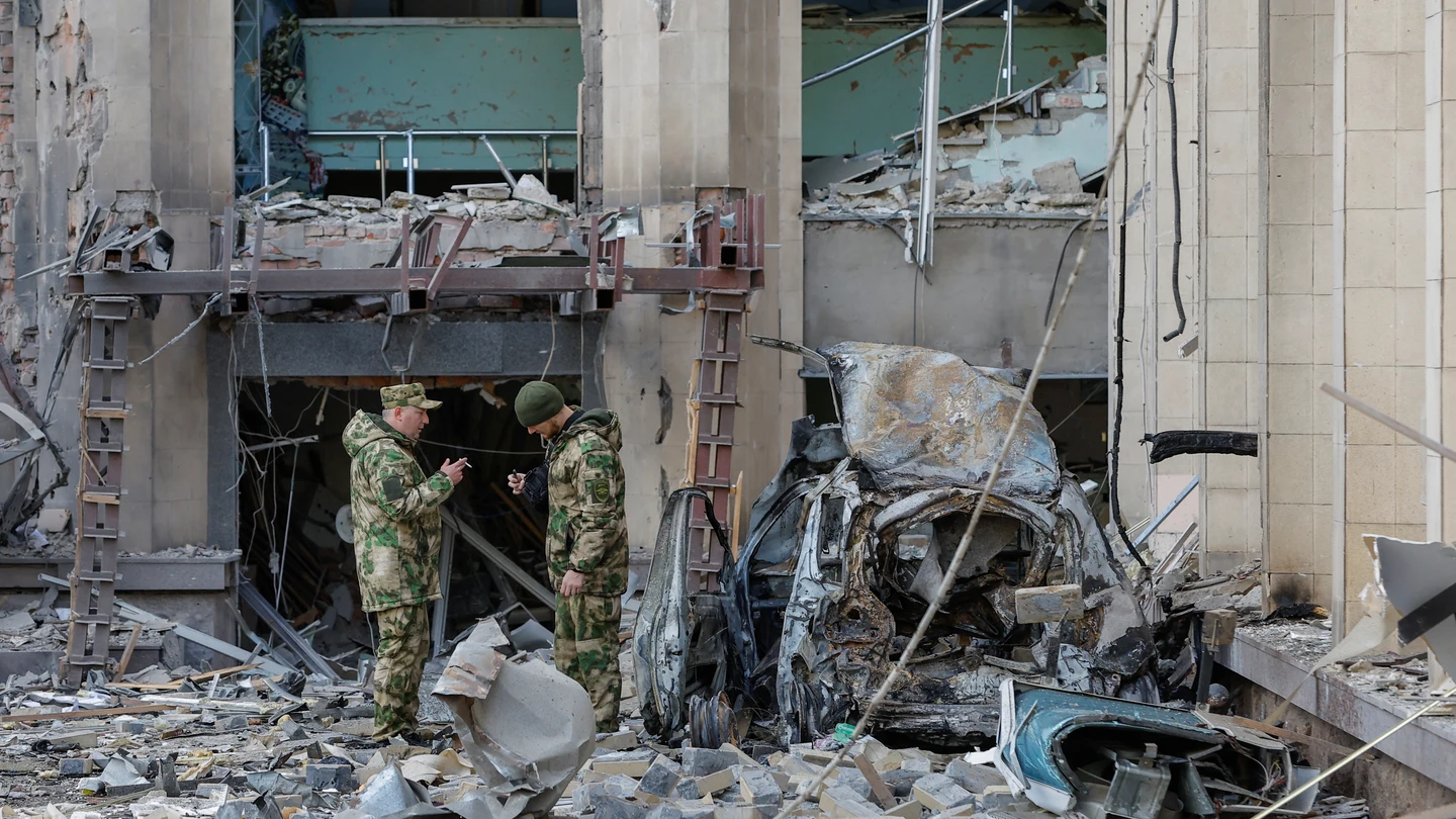 Un edificio de Donetsk en ruinas tras los bombardeos Un edificio de Donetsk en ruinas tras los bombardeos