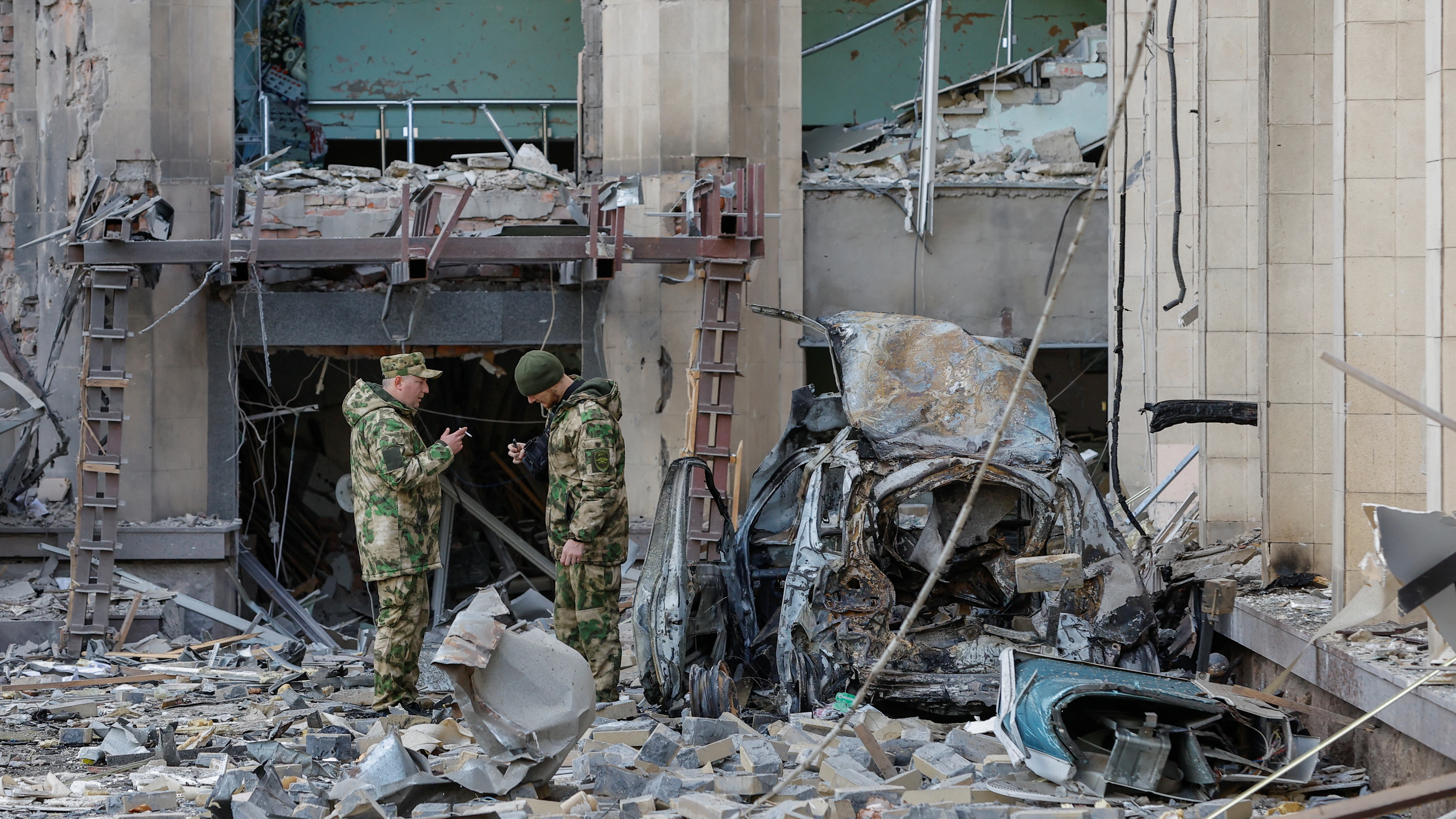 Un edificio de Donetsk en ruinas tras los bombardeos Un edificio de Donetsk en ruinas tras los bombardeos