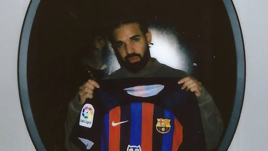 Drake posa con la camiseta del Barça con su logo Drake posa con la camiseta del Barça con su logo