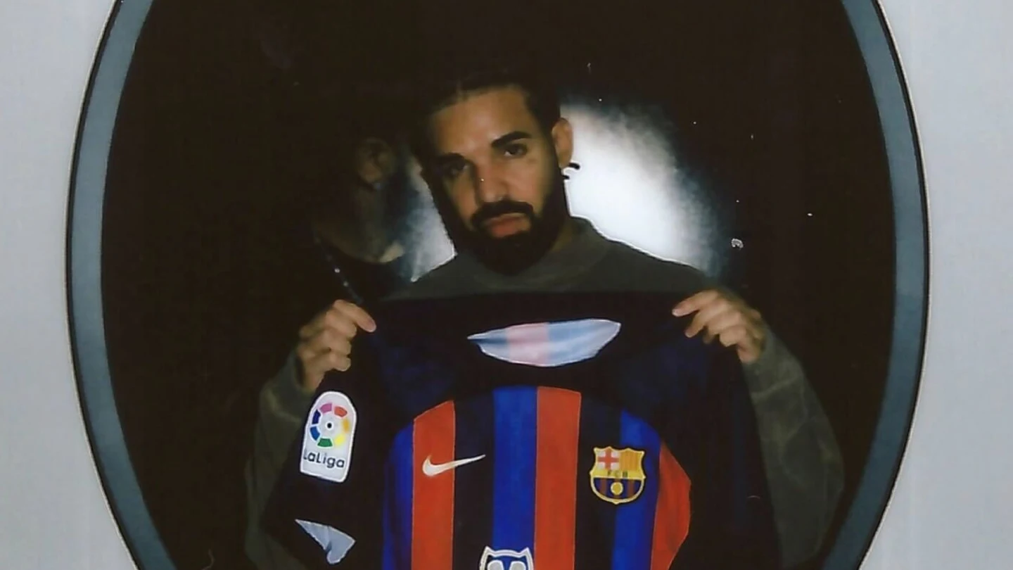 Drake posa con la camiseta del Barça con su logo Drake posa con la camiseta del Barça con su logo