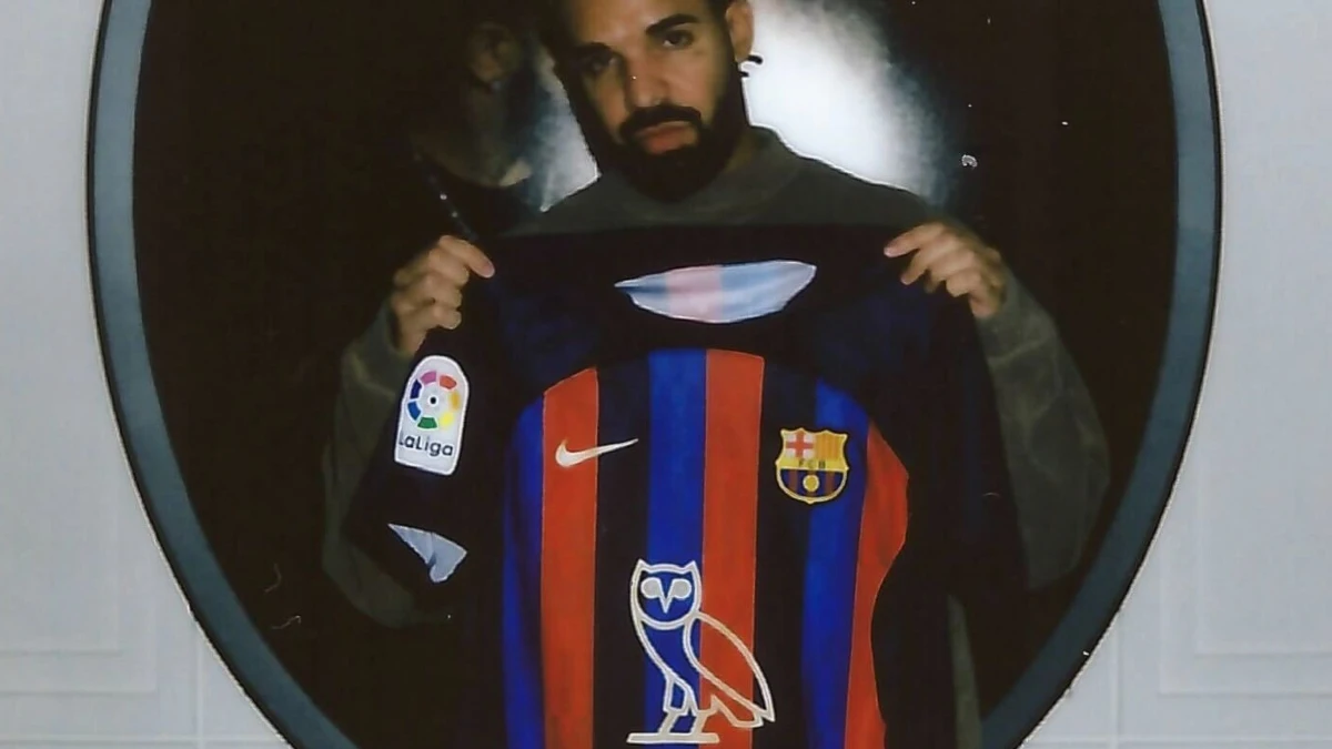 Drake posa con la camiseta del Barça con su logo