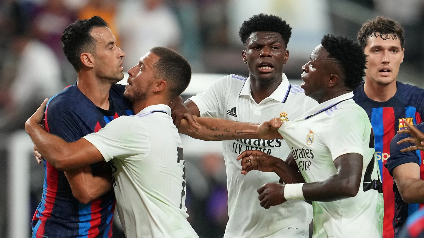 Momento de un Clásico entre Real Madrid y Barcelona Momento de un Clásico entre Real Madrid y Barcelona
