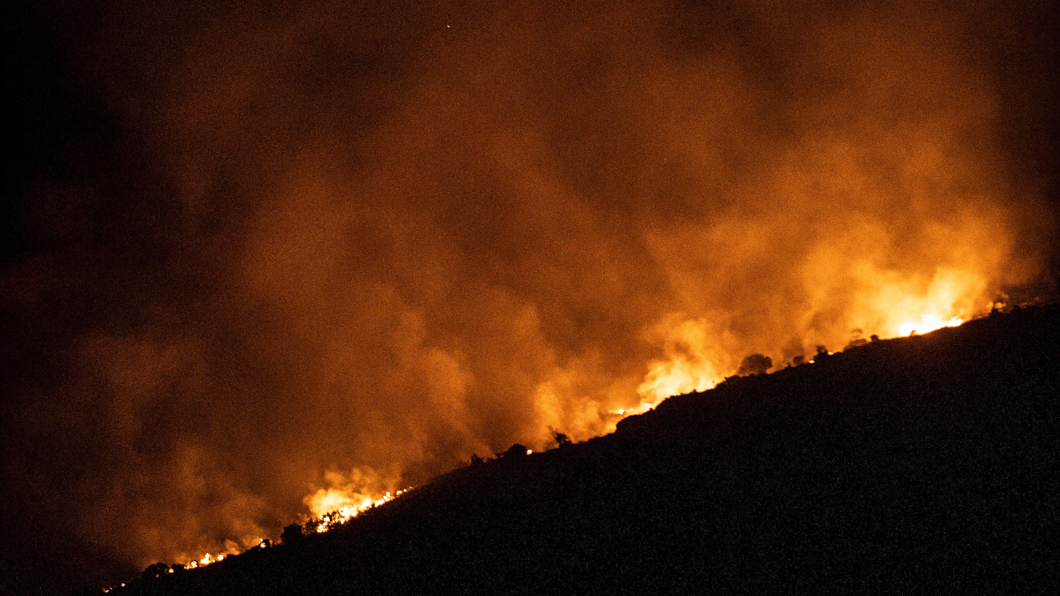 Momento del incendio de Deifontes (Granada)