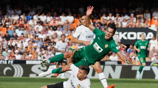 Pere Milla sufre una entrada de Gabriel Paulista Pere Milla sufre una entrada de Gabriel Paulista