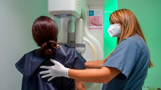Una mujer realizándose una mamografía. Una mujer realizándose una mamografía.