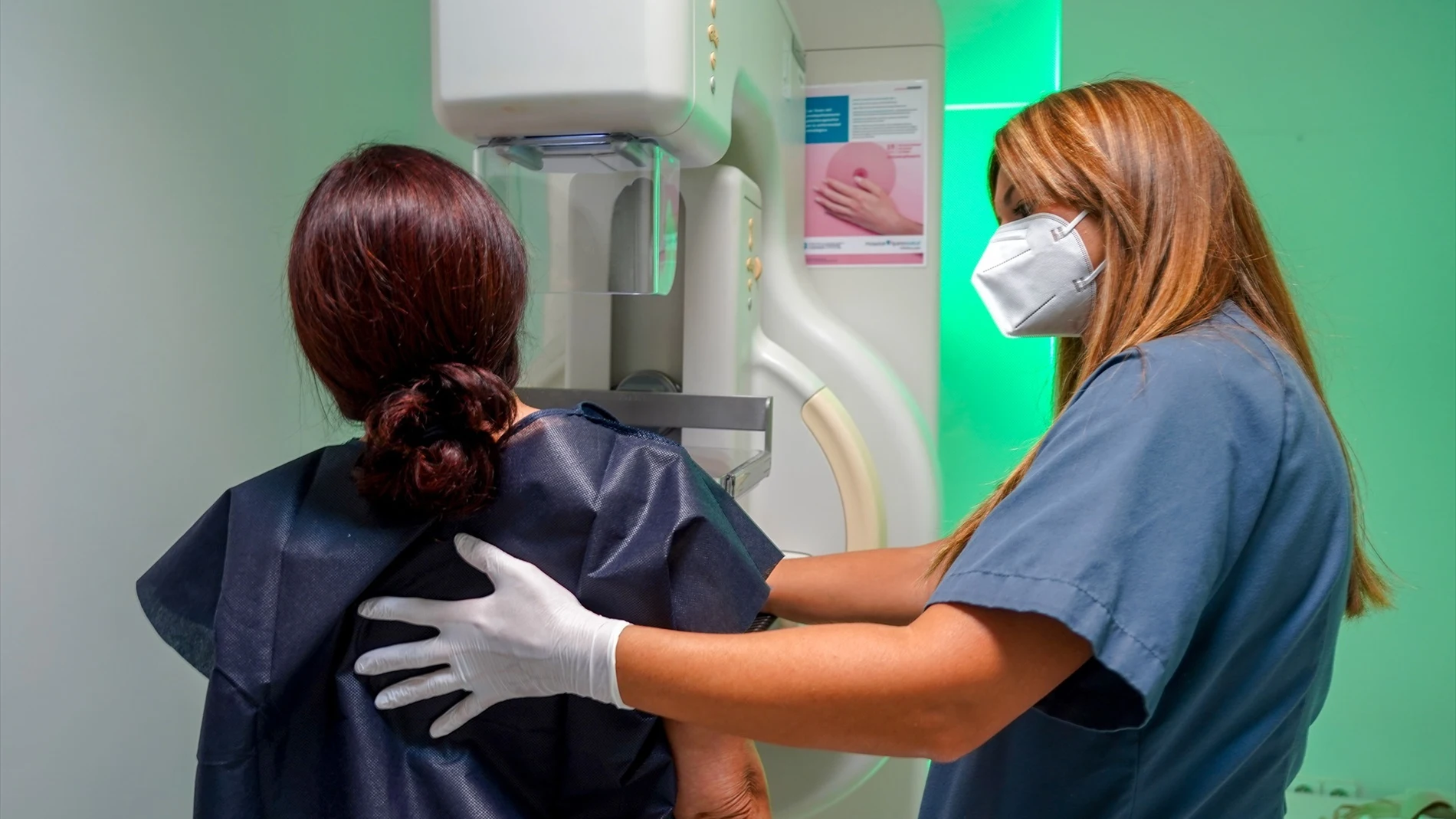 Una mujer realizándose una mamografía. 
