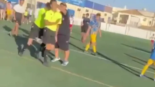 Un padre agrede al árbitro en un partido de juveniles Un padre agrede al árbitro en un partido de juveniles