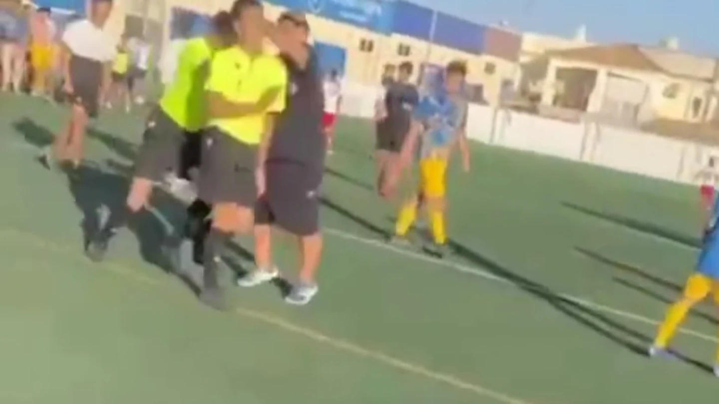 Un padre agrede al árbitro en un partido de juveniles Un padre agrede al árbitro en un partido de juveniles