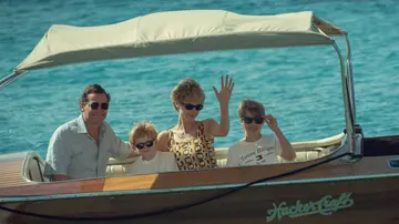 Image of a scene from 'The Crown' that recreates one of Diana and Carlos's summer visits to Mallorca with their children.