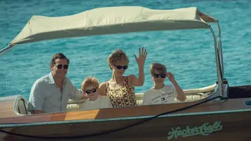 Imagen de una escena de 'The Crown' que recrea una de las visitas de Diana y Carlos con sus hijos en verano a Mallorca.
