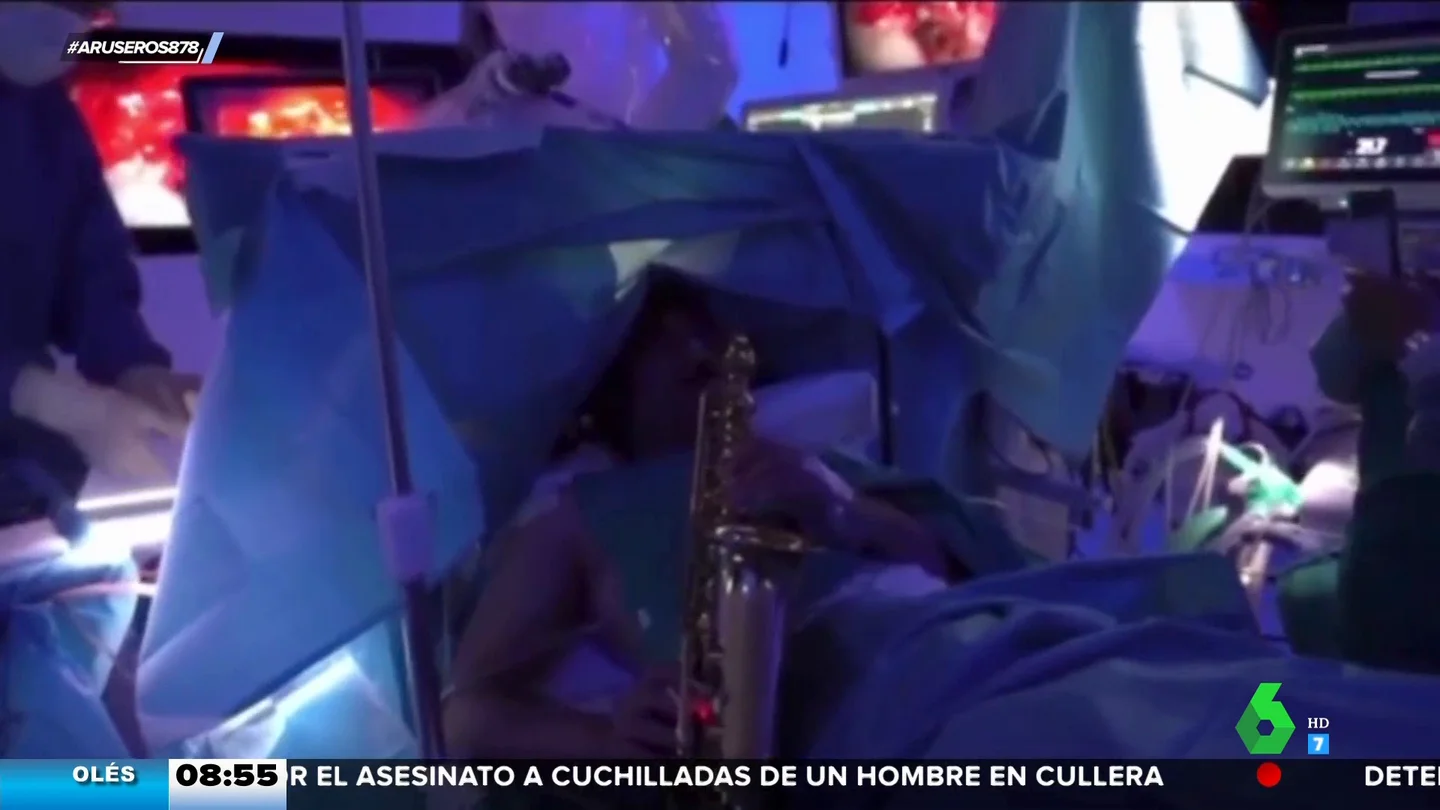El sorprendente vídeo de un músico que toca el saxofón mientras le operan de un tumor cerebral El sorprendente vídeo de un músico que toca el saxofón mientras le operan de un tumor cerebral