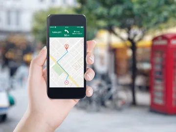 Chica con google maps en su móvil Chica con google maps en su móvil