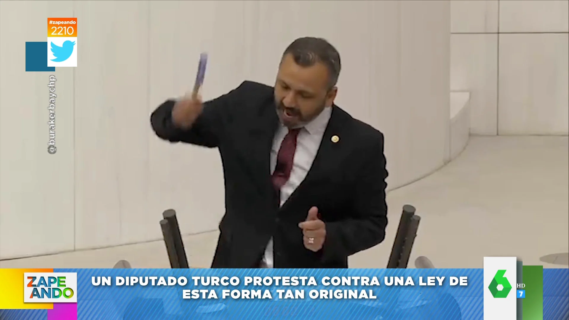 Un diputado turco destroza un móvil como protesta