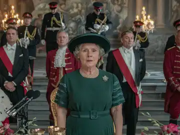  &#39;The Crown&#39; recrea el discurso de Isabel II (Imelda Staunton) en el 40 aniversario de su llegada al trono cuando calificó 1992 como &#39;annus horribilis&#39;.