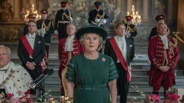  'The Crown' recrea el discurso de Isabel II (Imelda Staunton) en el 40 aniversario de su llegada al trono cuando calificó 1992 como 'annus horribilis'.