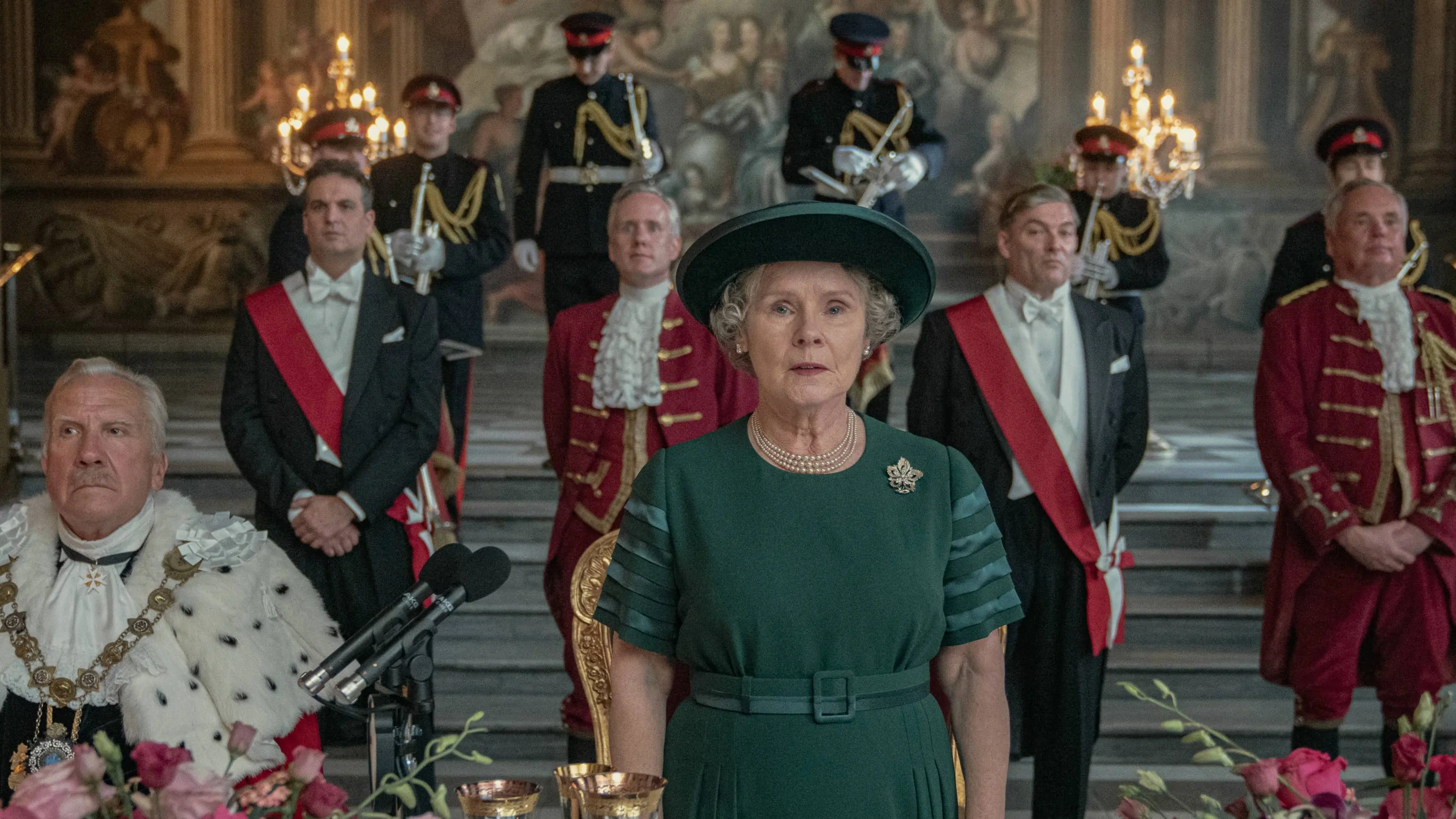  'The Crown' recrea el discurso de Isabel II (Imelda Staunton) en el 40 aniversario de su llegada al trono cuando calificó 1992 como 'annus horribilis'.