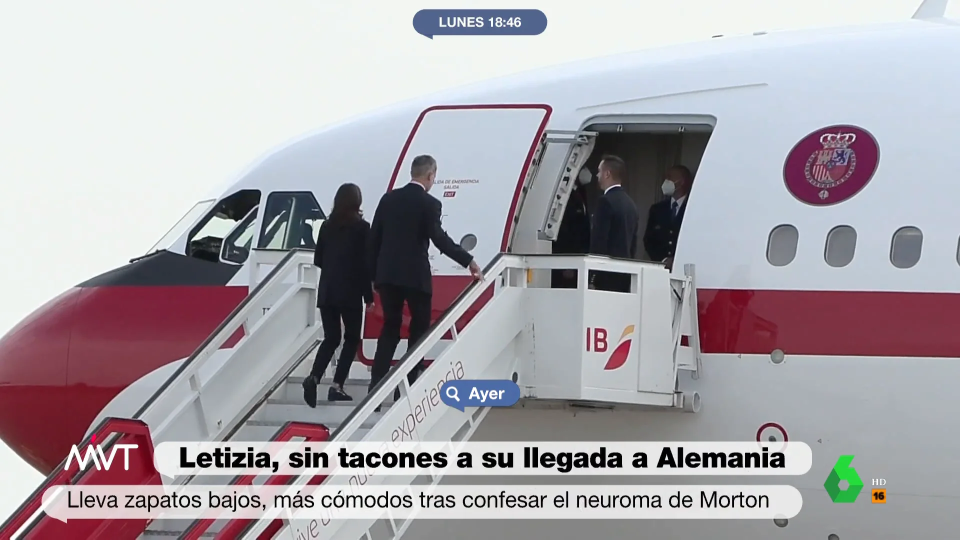 La reina Letizia 'se baja' momentáneamente de los tacones durante su visita a Alemania