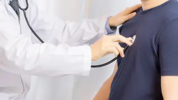 Médico auscultando a un paciente con un estetoscopio